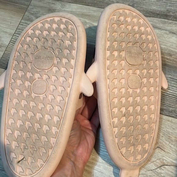 Crayon Friends Pink Shark Foam Slides Size 36-37 Fits Like Women’s Size 7 Funny - Picture 4 of 4